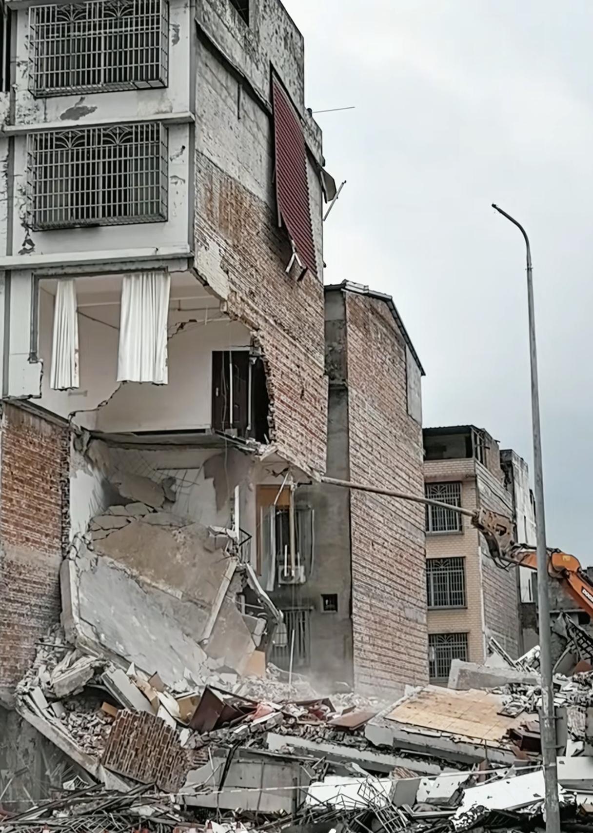 柳州那对地震遇难夫妻，邻居透露：他们天还没亮就要去卖鸡养家，早早睡下竟再也没能醒