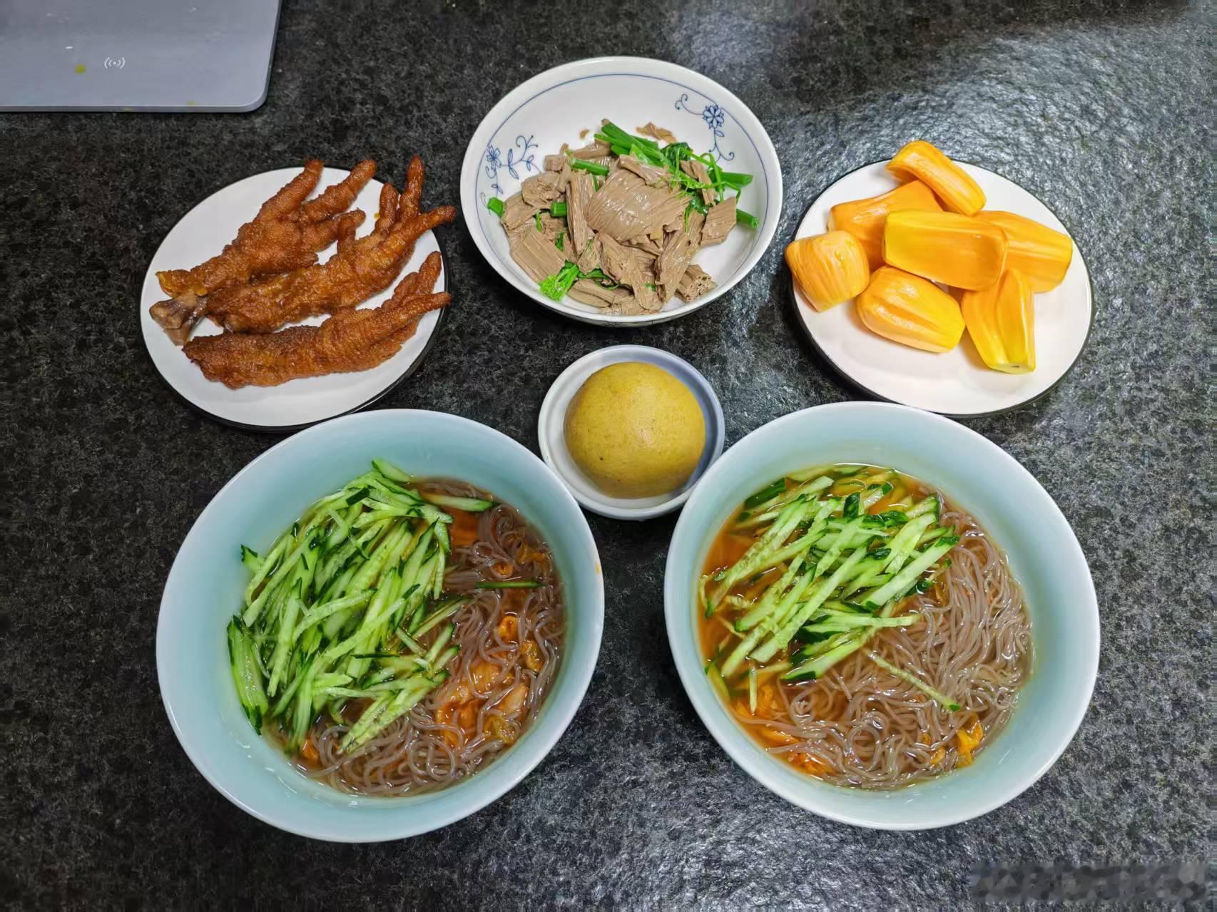 江哥说：“在家里天天都吃太饱，感觉吃完早饭就是午饭，吃完午饭就是晚饭。”我说：“