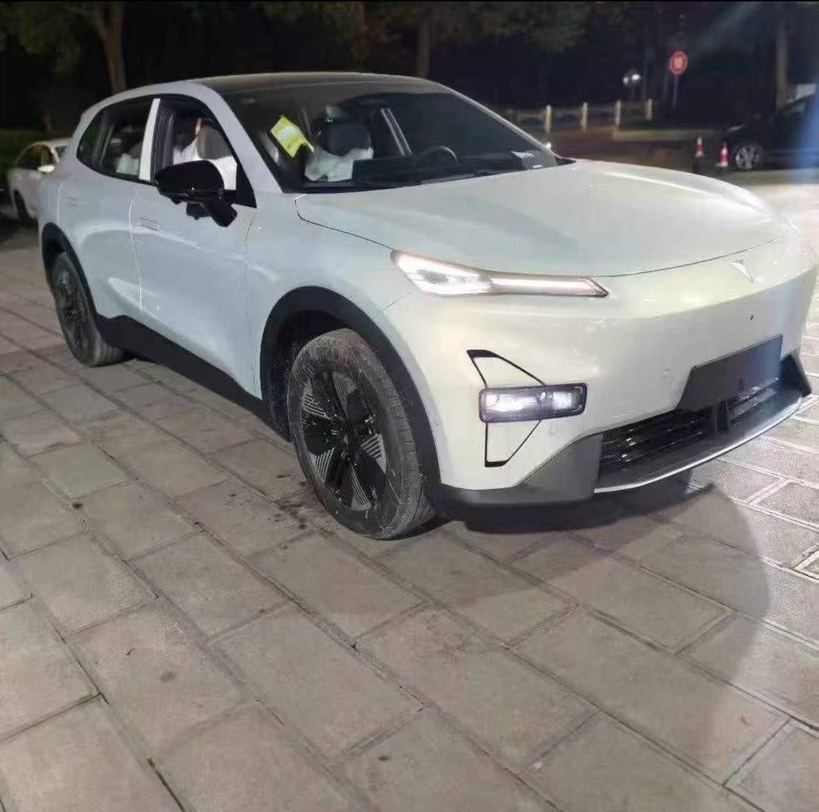长安深蓝S0526款620plus纯电版指导价129900前挡风玻璃受损如