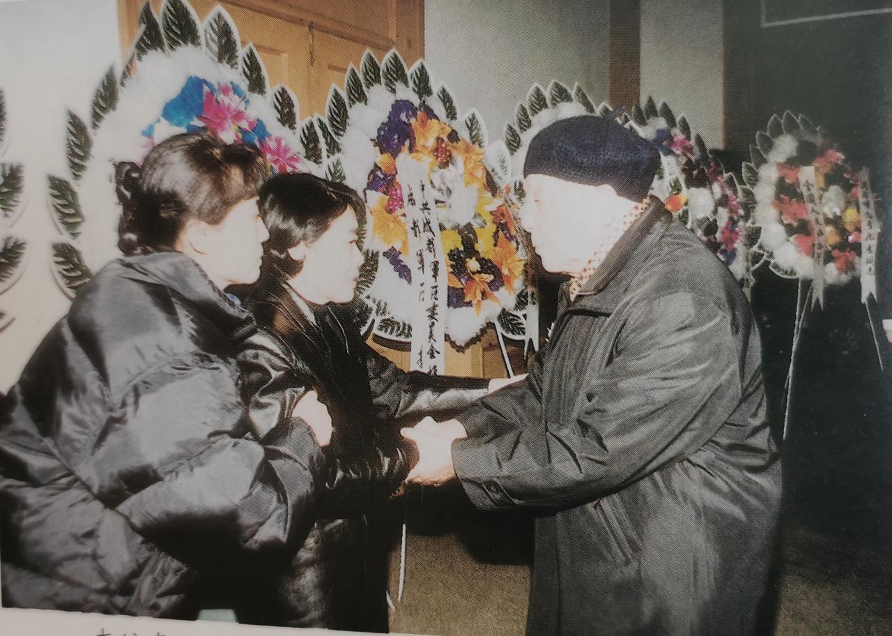 2003年，李九龙上将逝世，享年75岁。一位白发苍苍的老将军前来参加他的遗体告别