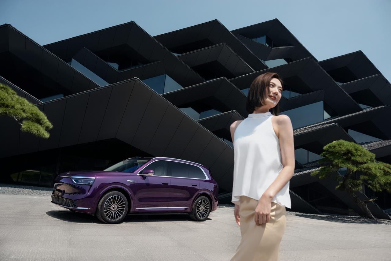 超五星安全加持，问界M8让全家出行底气十足对每个家庭来说，出行的头等大事就是安