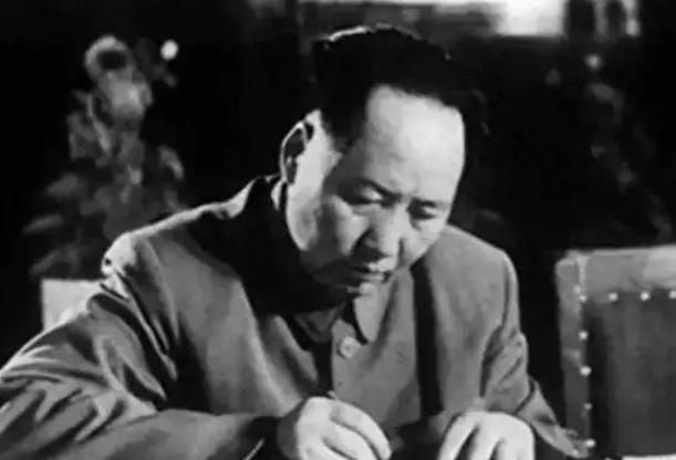 1950年，毛泽民的前妻钱希均去北京见毛主席，她压着嗓音说：“泽民没了，盼着主席