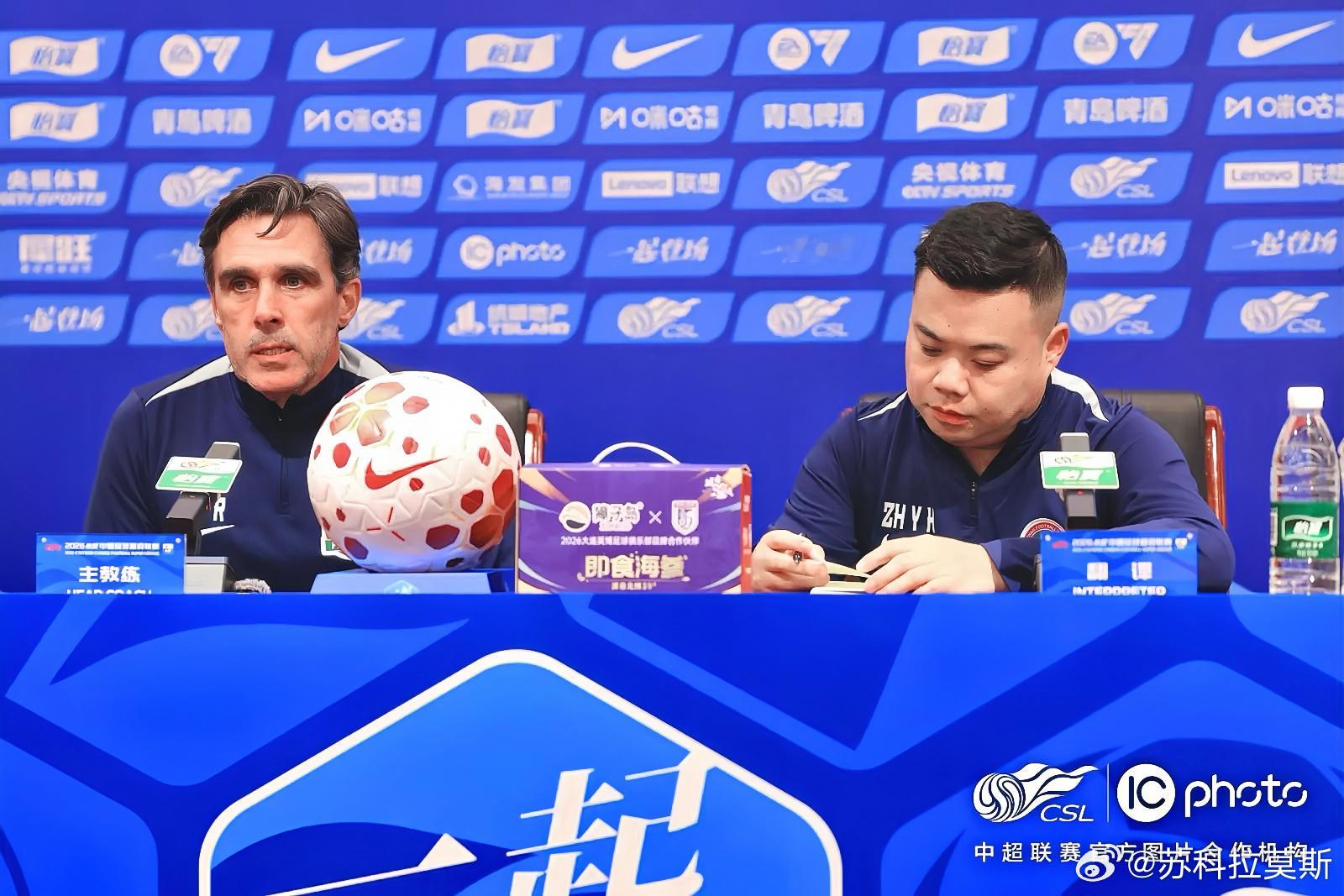 中超河南队4月17日晚，河南彩陶坊主教练拉莫斯携何超出席了赛前新闻发布会。拉莫