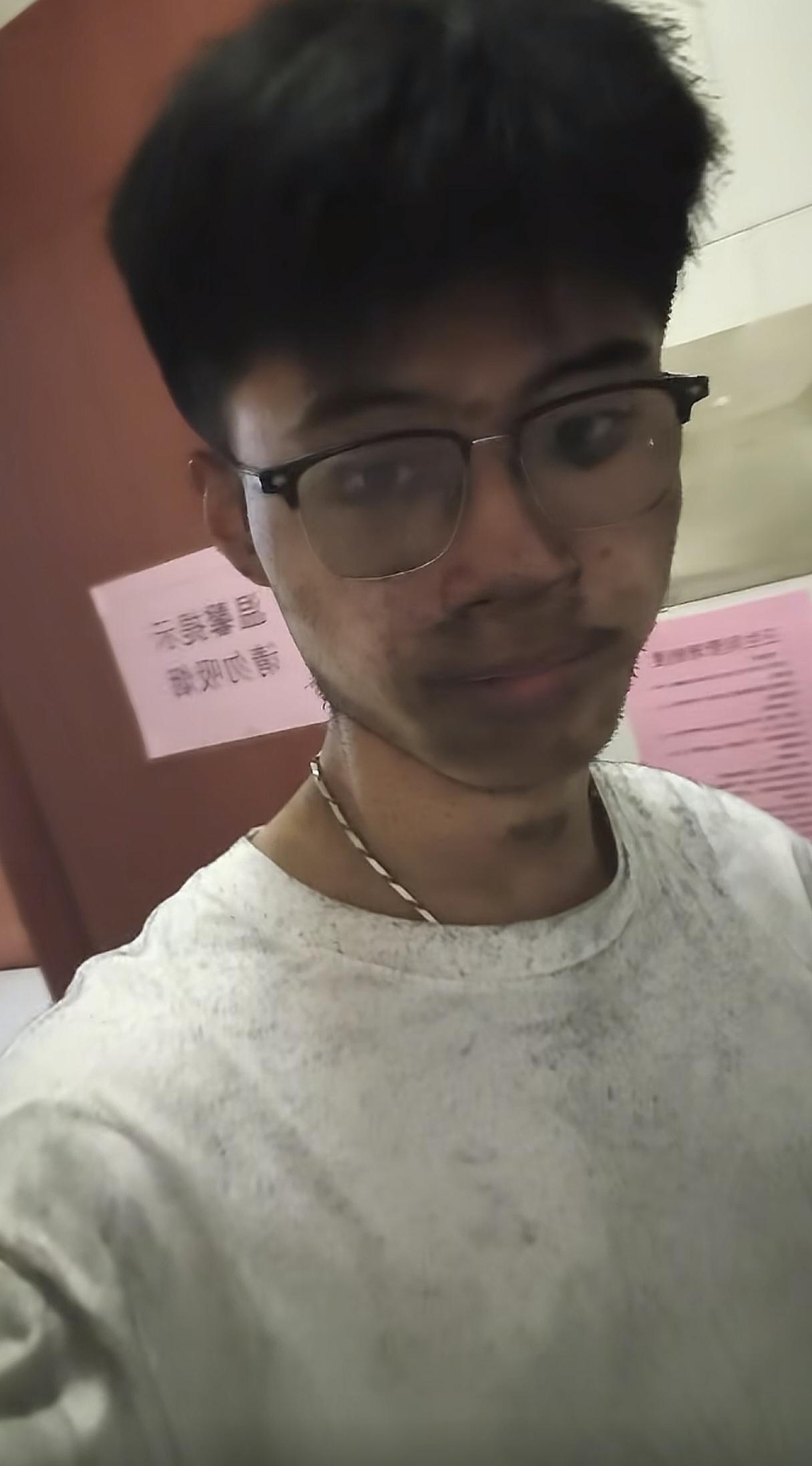 刚开始还以为是特效，没想到是真的！江苏17岁小伙，地下室突然着火，单手抱着奶奶逃