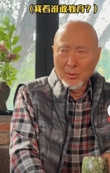 一次，陈佩斯的大孙子忘带作业去学校，儿媳妇大声呵斥他说：“作业忘带了也不说，没写