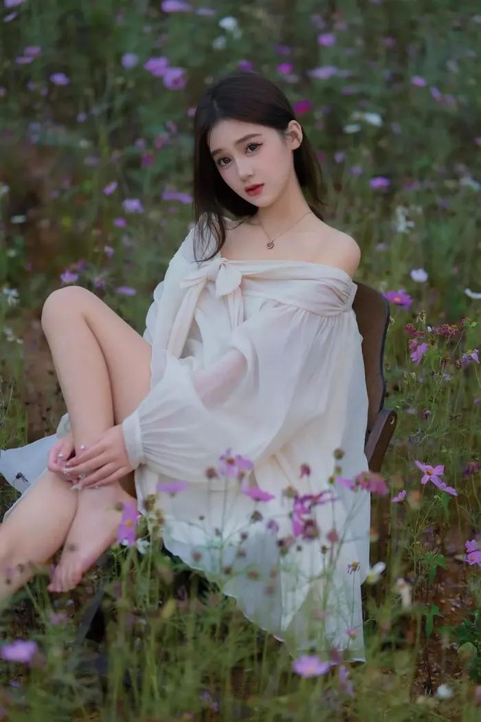 花海中的少女，梦幻白纱裙，温柔自然。温柔白裙少女白裙少女感花海少女照蓝色花
