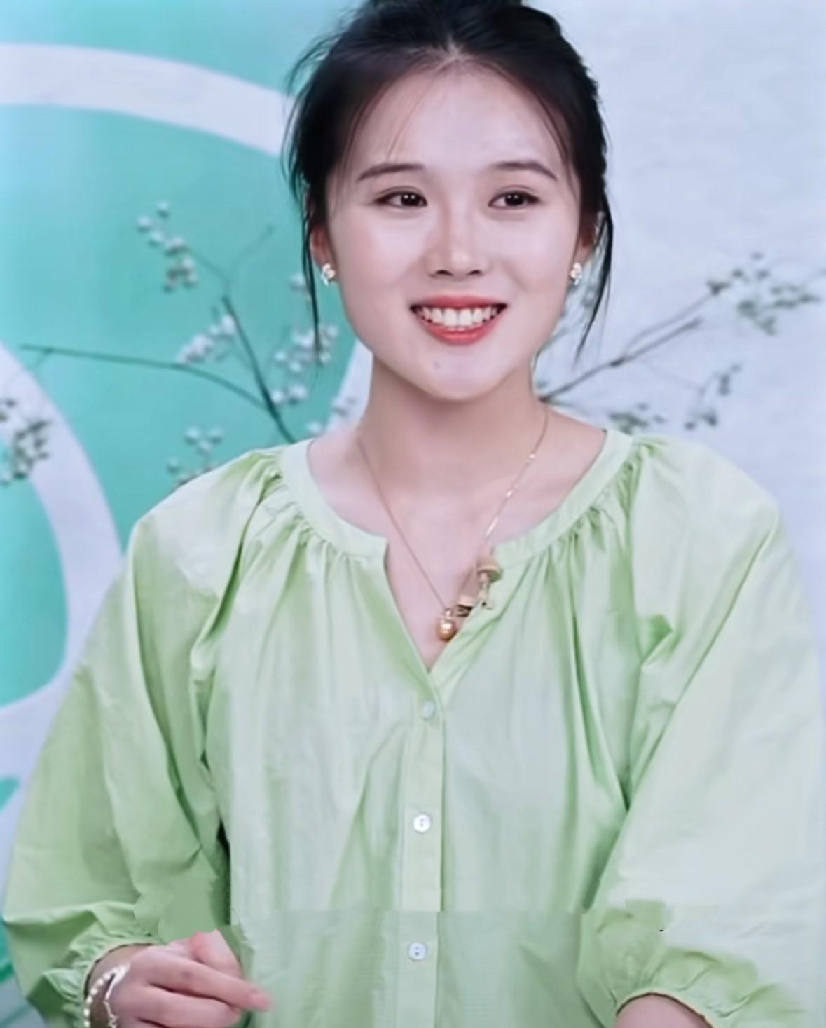 看视频的时候，感觉真真像小号的潇潇，温婉知性，知书达礼，比潇潇要活泼好动，是更具