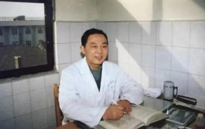 1970年，徐州医学院附属医院的一位医生，趁着妻子去上班，以身犯险服下4克毒性巨