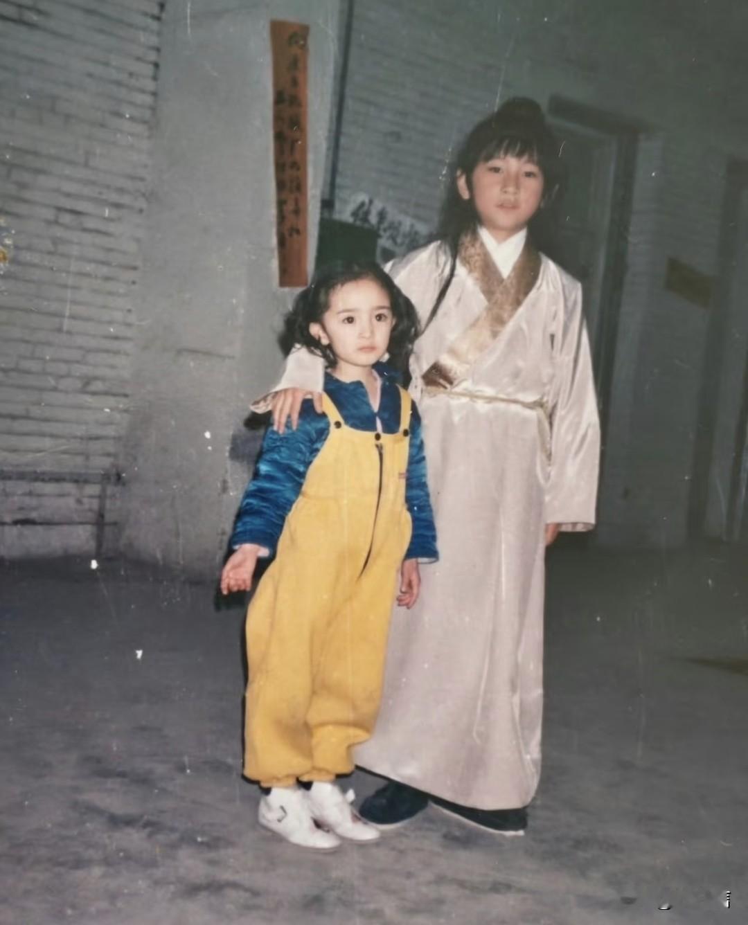 虽然总被质疑整容，但杨幂小时候是真惊艳啊，洋娃娃既视感，在一众漂亮孩子中依旧能脱