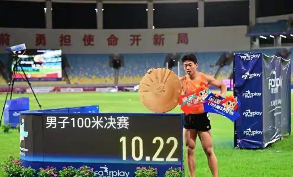 飞人双子星：白振东与陈妤颉的短跑未来16岁的白振东逆风跑出10秒22，刷新