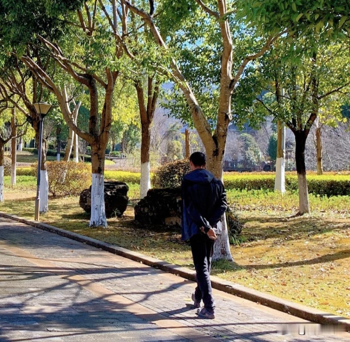 我今年62岁，退休前是水利局的工程师，正高职称，现在每月退休金14500。我老婆