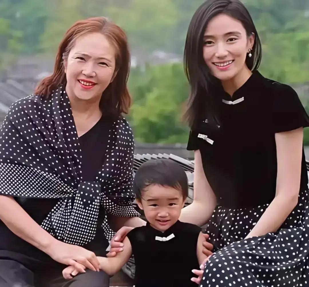 海哈金喜带妈妈七姐回凉山老家拍vlog，62岁的吉克阿果穿着自己绣的彝绣披毡，站