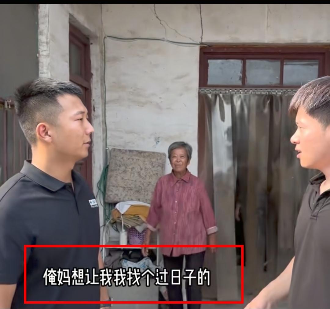男子相亲，看见漂亮女孩就跑！媒人带男孩去相亲，他们穿过了满是杂草的的院子，