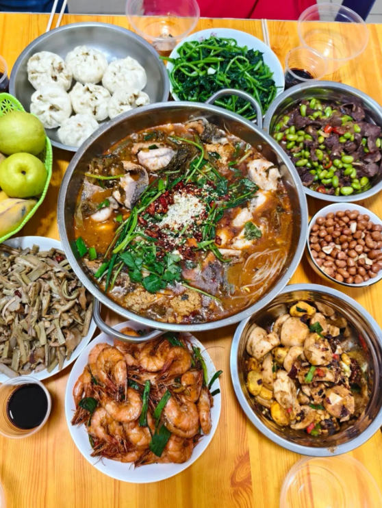 家族聚餐这桌午饭菜卖相一般，但是味道绝对杠杠滴！你们也一样吗？