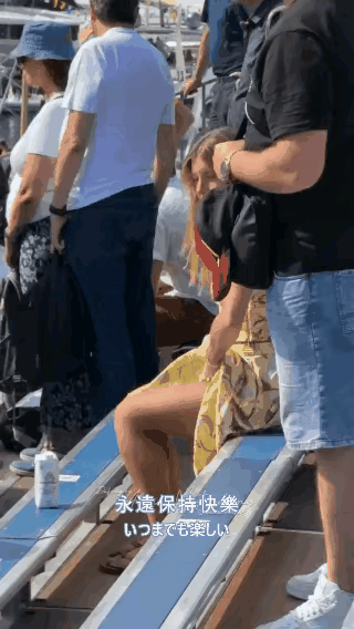  果然是美女！不矫情不造作，举手投足都透着自然大方，魅力直接拉满～