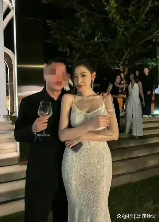 张天爱跟素人合影，胯真的好宽，大宅院似的​​​