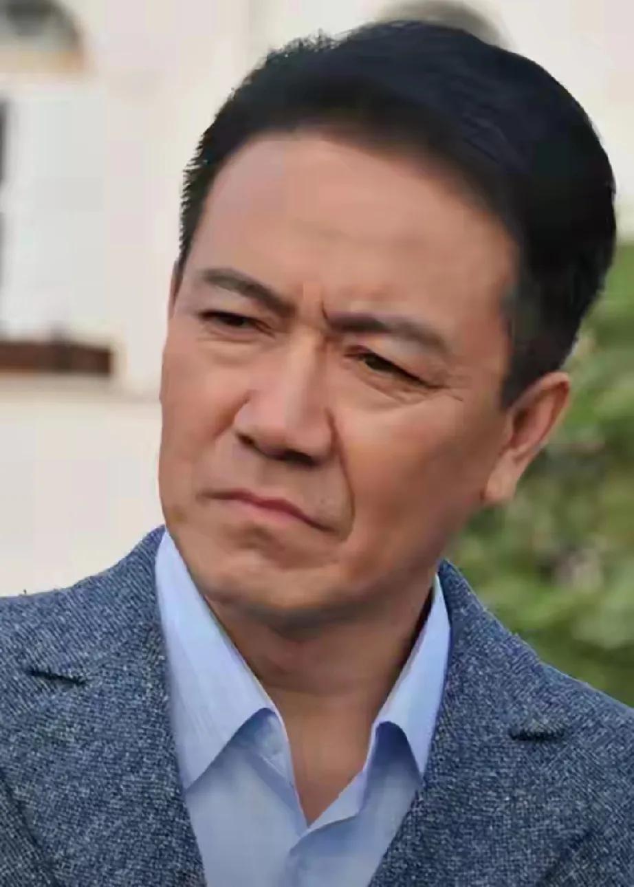 67岁李幼斌新剧又封神，戏里他是“定海神针”，一个眼神都气场十足！可戏外，他的人