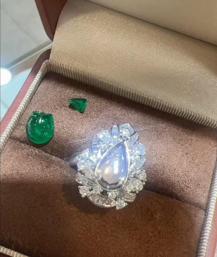 商家58000卖的2.5克拉哥伦比亚木佐祖母绿宝石戒指，快递摔坏赔2400。这