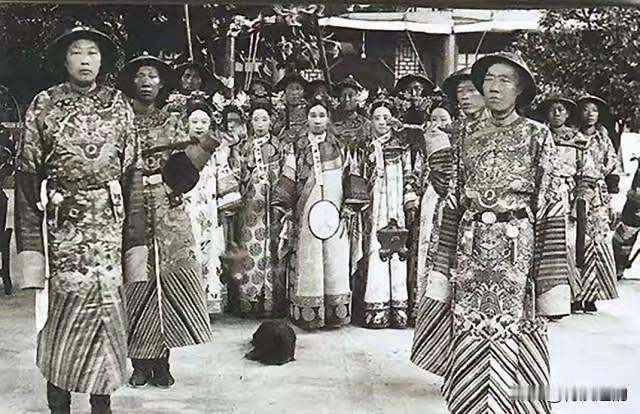 1875年，李鸿章求见慈禧，被太监李莲英拦在门外。李鸿章盛气凌人地怒斥道：“区区