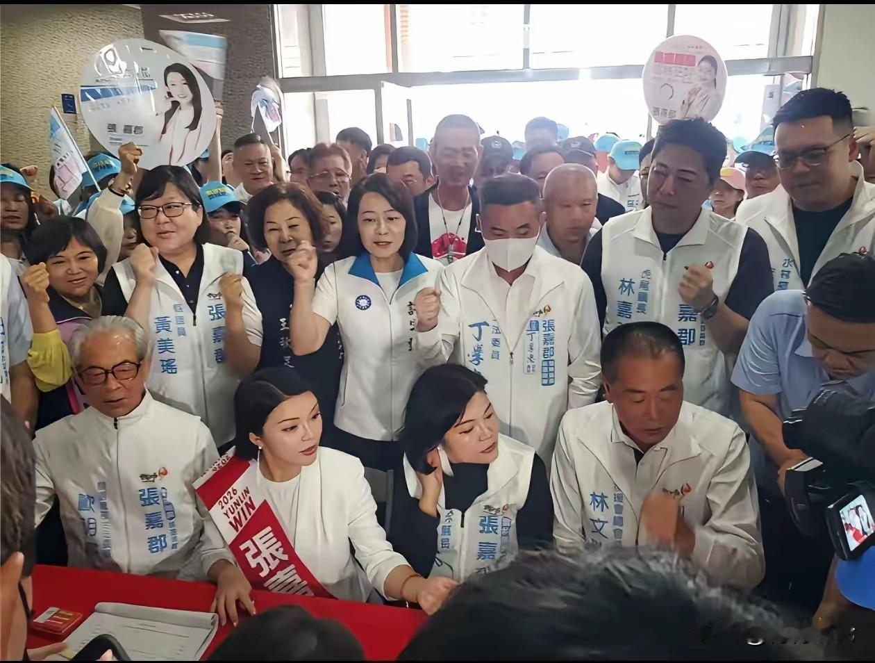1000多人陪同，场面火爆！国民党籍云林县长参选人张嘉郡在县长姑姑张丽善、立委丁
