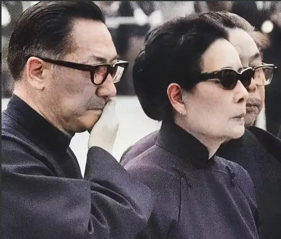 这张照片拍摄于1975年4月16日，在蒋介石的葬礼上，这三位身穿黑衣，戴着眼镜的