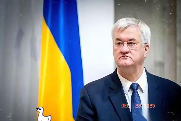 最逗的事儿发生了。当年掀了我们桌子、抢走45亿美金的那位，现在西装革履地跑回来说