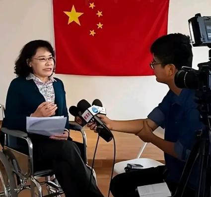 人们曾经张海迪断言她活不过27岁，医生甚至当着她母亲的面无奈摇头，仿佛宣判了她的