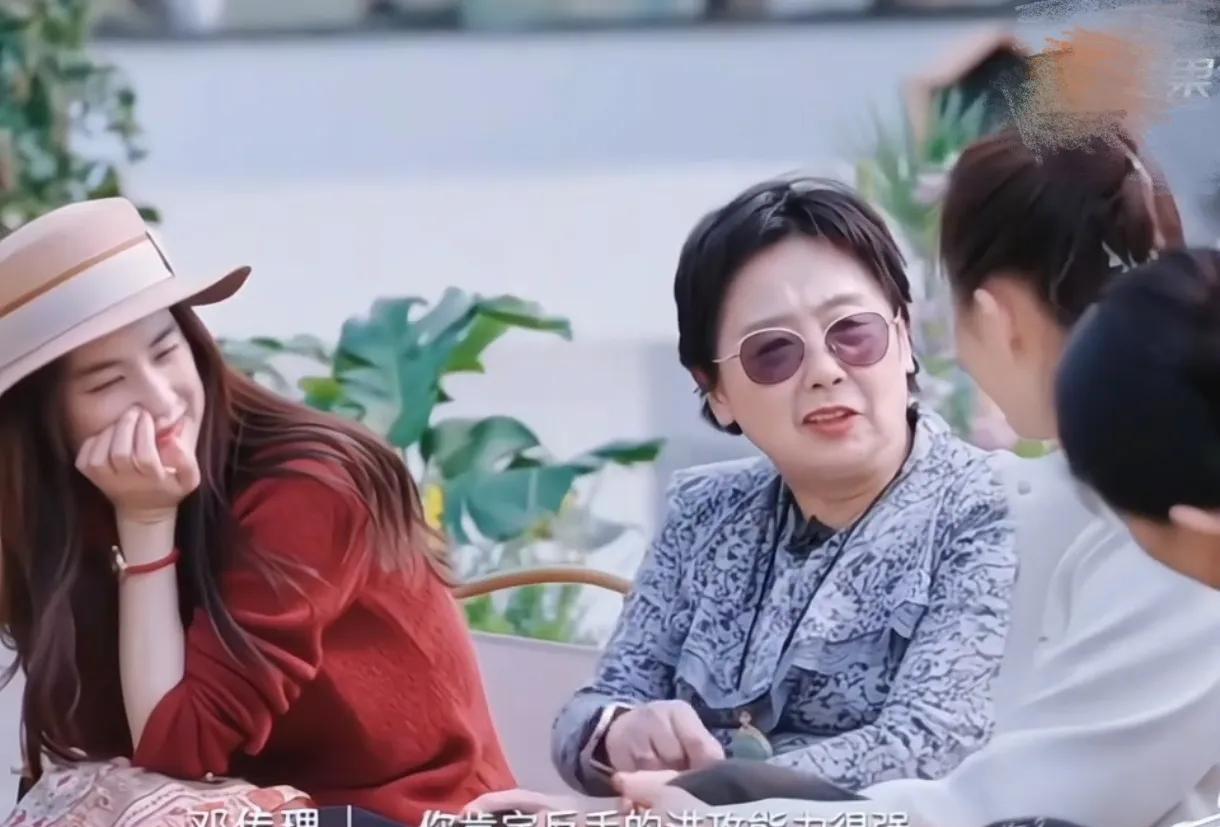 黄圣依妈妈很明事理，见到陈梦说：我很喜欢你的眯眯眼，原来黄圣依妈妈也很喜欢乒乓