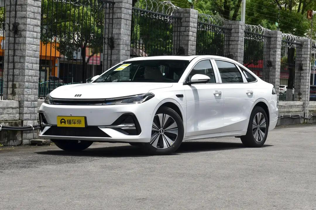 其实吉利银河A7EM这款家用插混轿车，对于我们普通家庭来说还是很实在的。十万