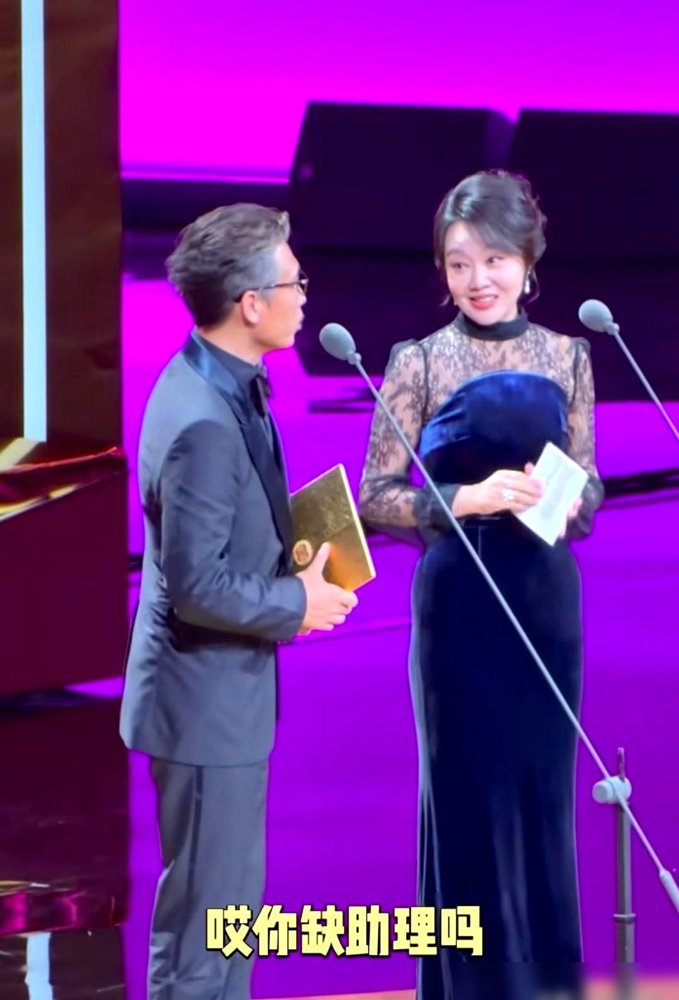 闫妮当着全场面，把李乃文怼得下不来台。李乃文说“好久没见”，闫妮直接拆台：前两天刚碰过，是你没搭理我