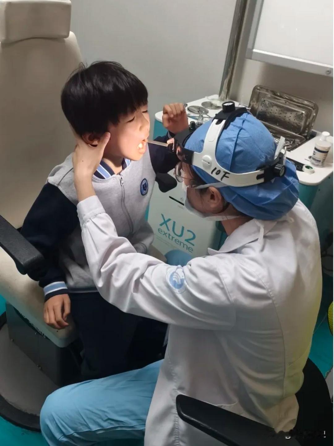 晚上急诊，一位老人带孙子来拔鱼刺，医生看了眼位置，镊子探进去，夹住，拔出来，几秒