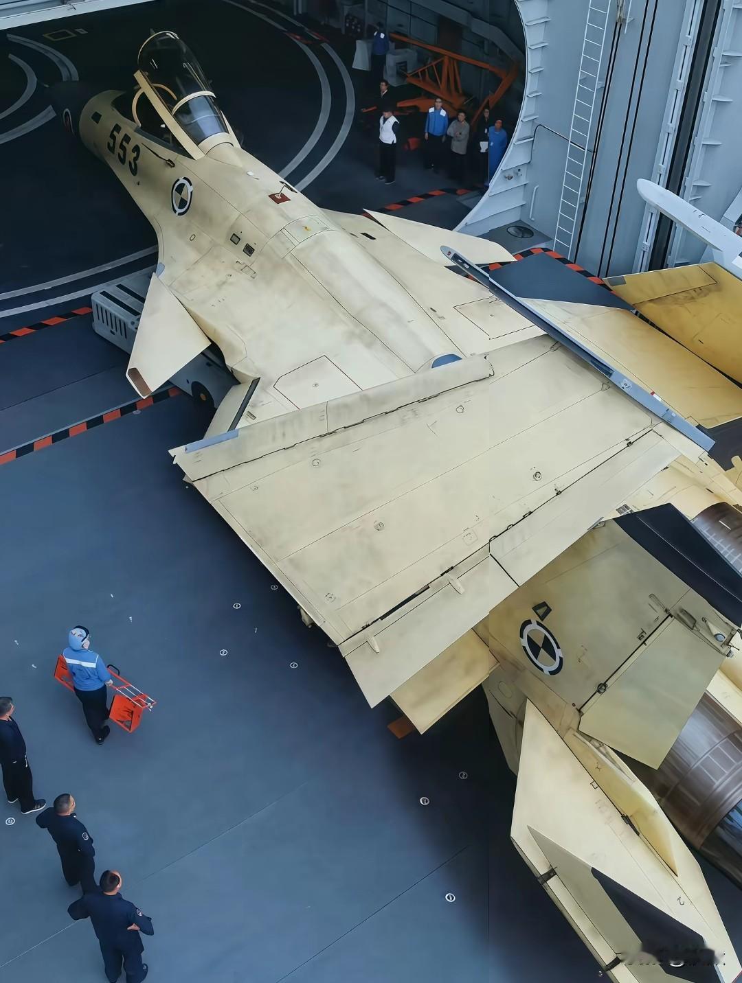 歼15舰载战斗机！——航母梦的开端。