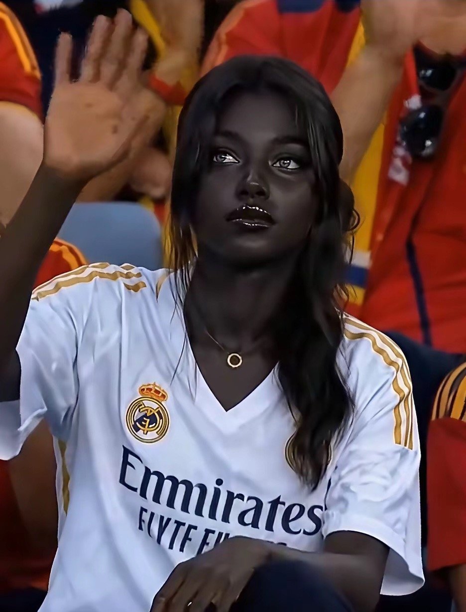 世界杯现场的顶卡族美女，这应该算给人天花板了