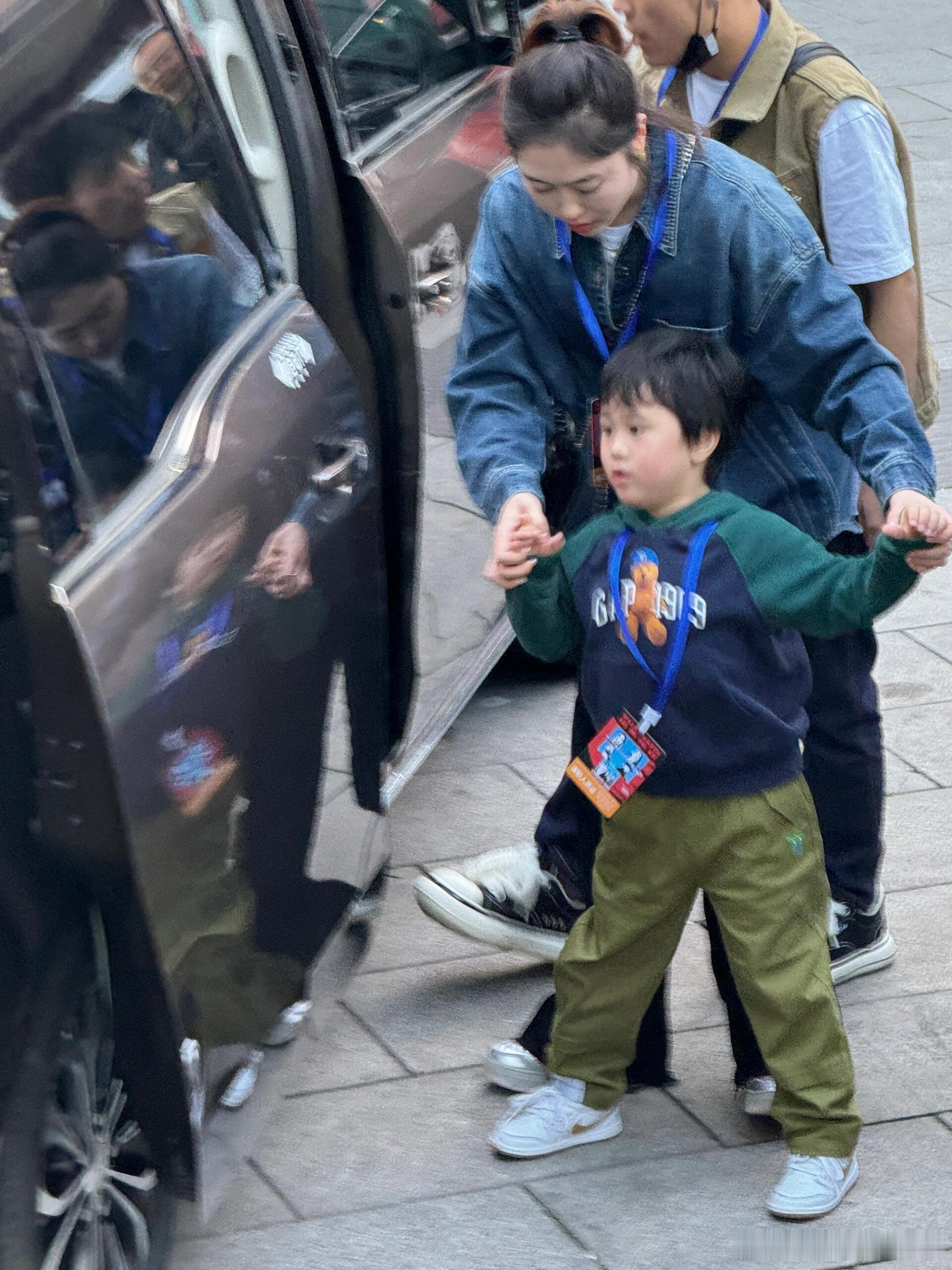 马立奥又被妈妈给牵制住了哈哈！jiong妍：别动，别动，再动我扇你了哦[dog