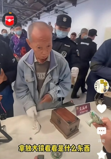 网上把一些被骗收藏假古董的老人称为“国宝帮”。他们有一些共同特征：穿着朴素的衣服