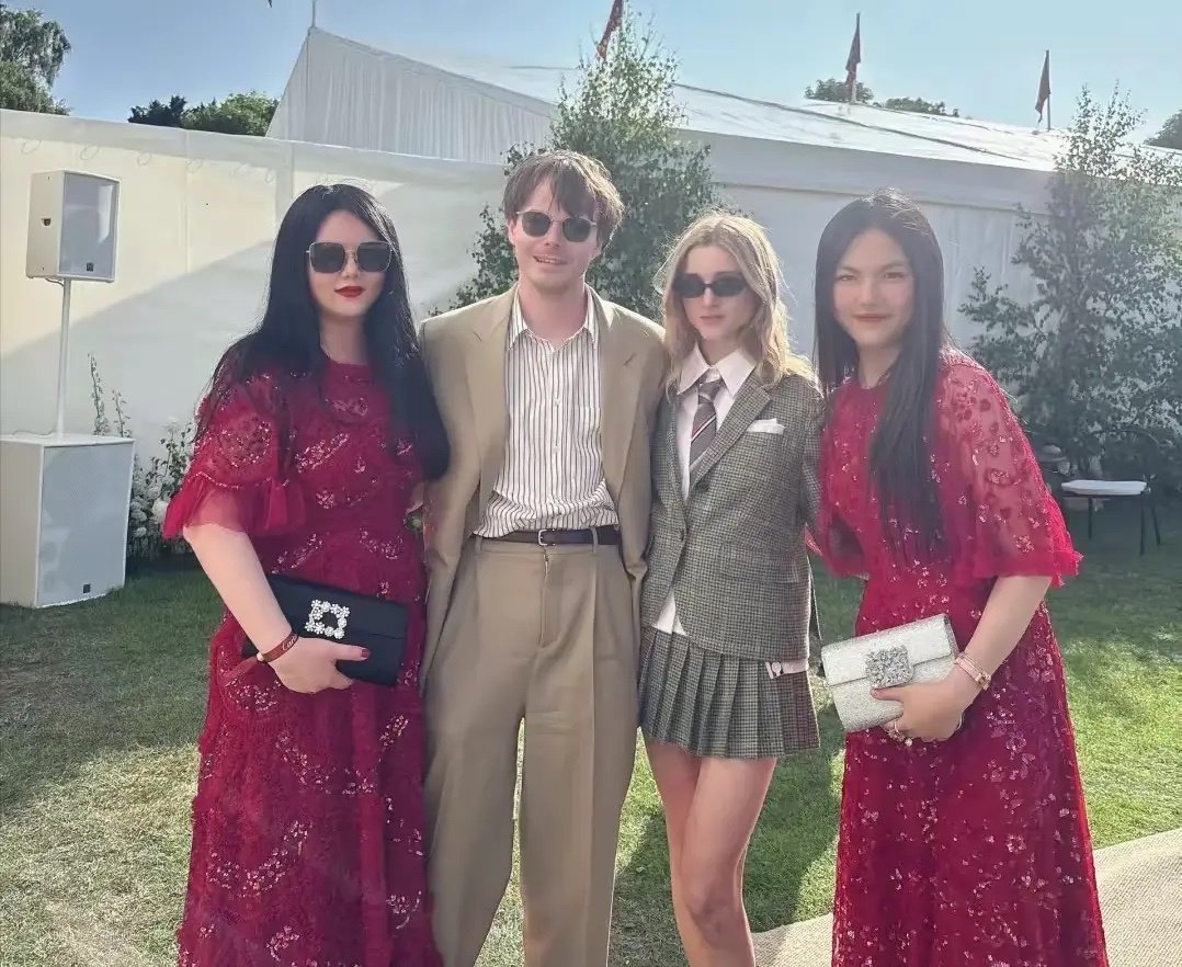 李湘和王诗龄穿红色“闺蜜裙”好像亲姐妹！真的想不明白李湘为什么要把王诗龄打扮得那
