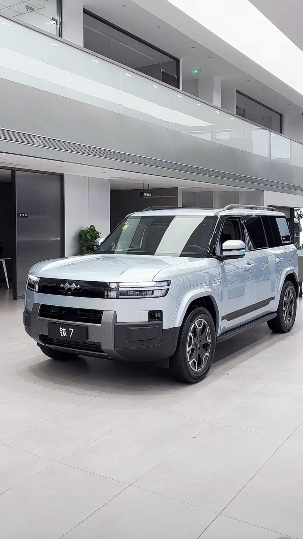 如果想买新能源SUV一步到位，可以考虑一下方程豹钛7，它的身材高大敦实，价格20