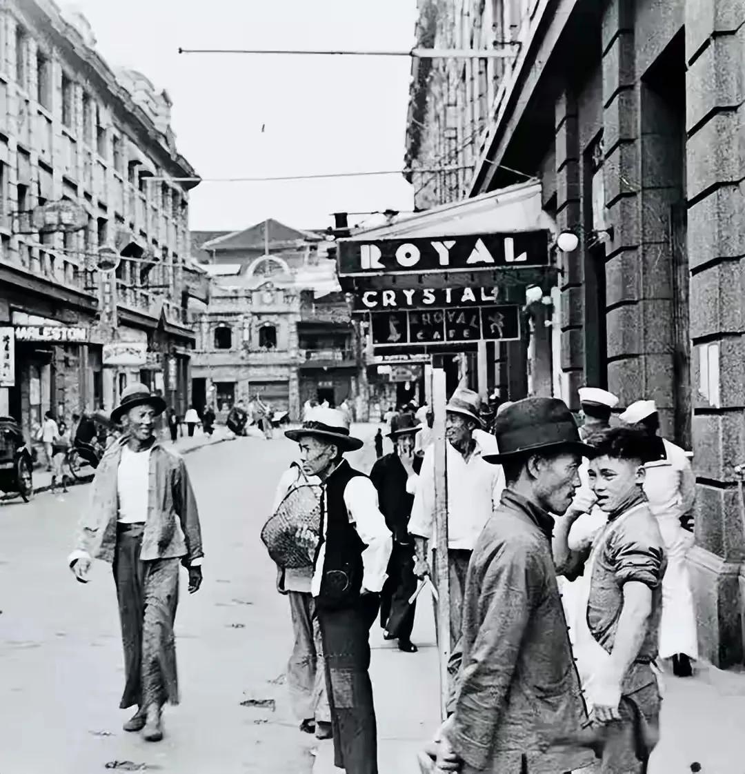 刷到旧上海青帮黑社会的图片，着实令我大吃一惊。瞧瞧这帮青帮黑社会分子，竟有人穿着