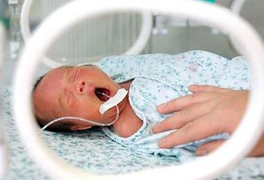 怀孕6个月生下一枚男宝宝, 产妇看到孩子却泪流不止, 让人心疼!