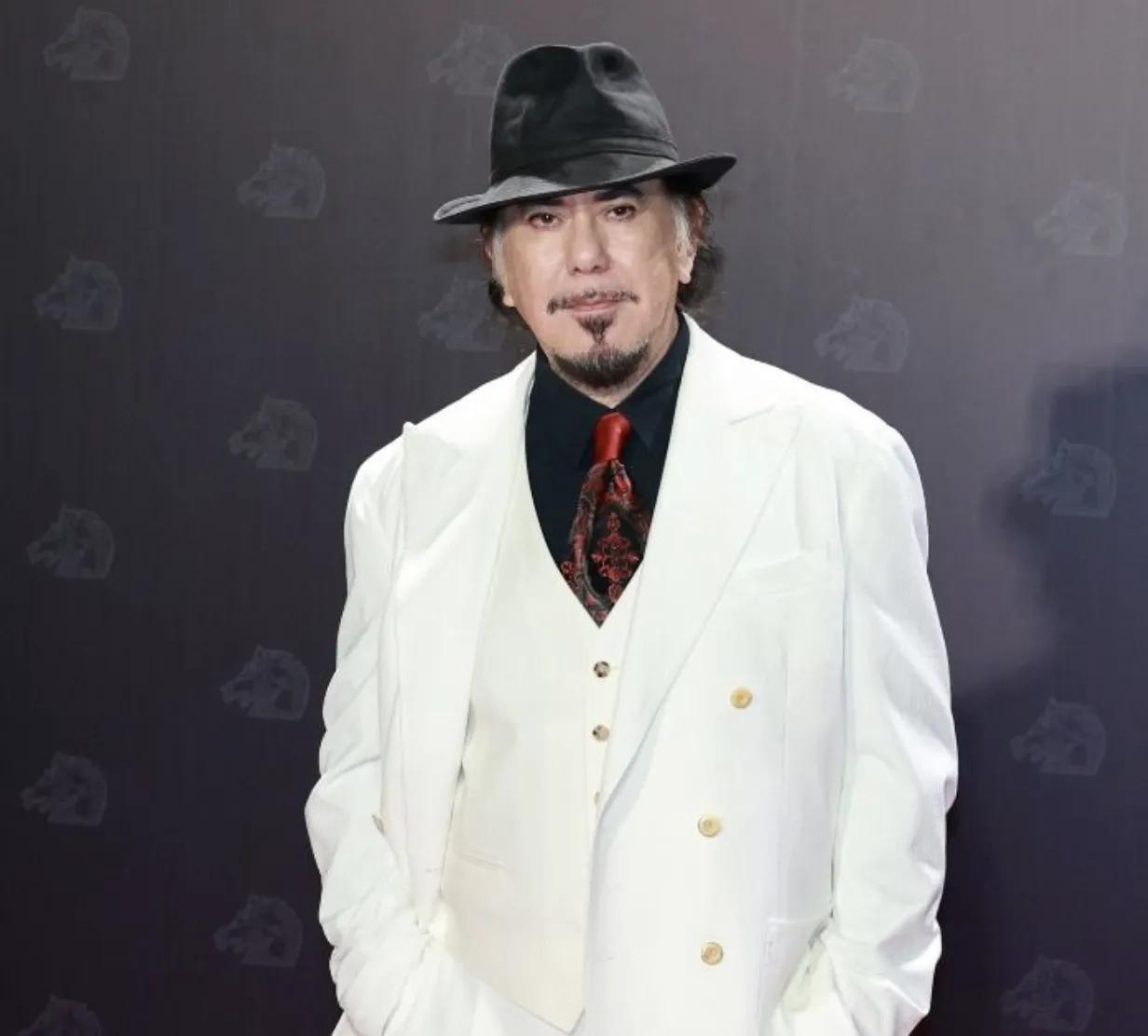 黄秋生昨（12）日晚间在社交平台发文，仅用短短24个字写道：“香港icon舞台，