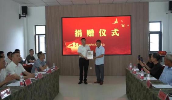 上央视新闻了！7月22日报道，安徽潜山的丁光义，意外在砖缝里翻出了爷爷珍藏