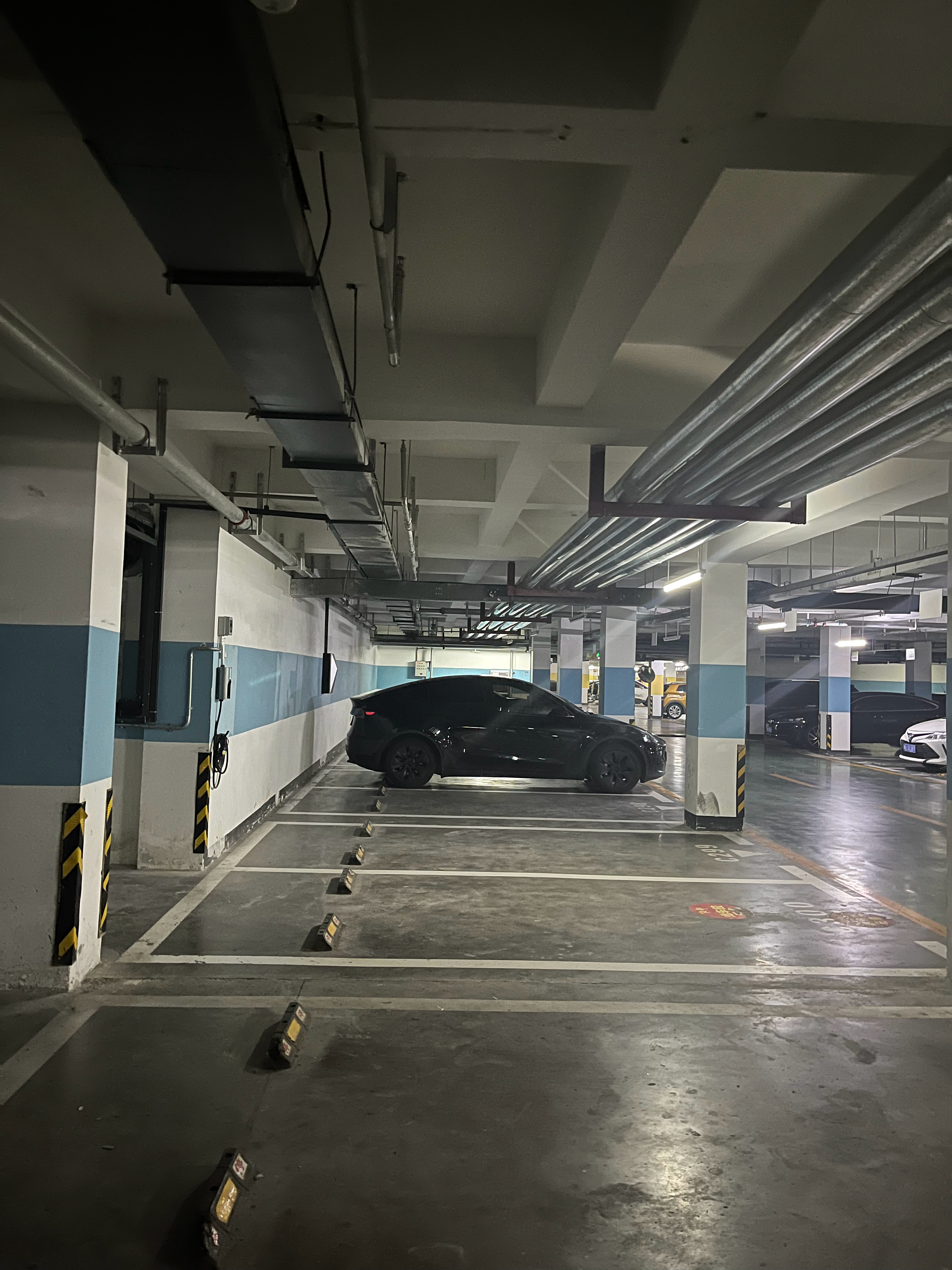 每次正常停车，车头都会出来一些。ModelY这车长是出了名的短，还会如此。如果