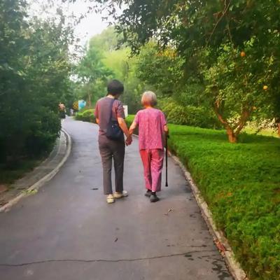 96岁的老人有六个子女，入住养老院十六年，六个子女沦落照顾送饭。这件事发生在