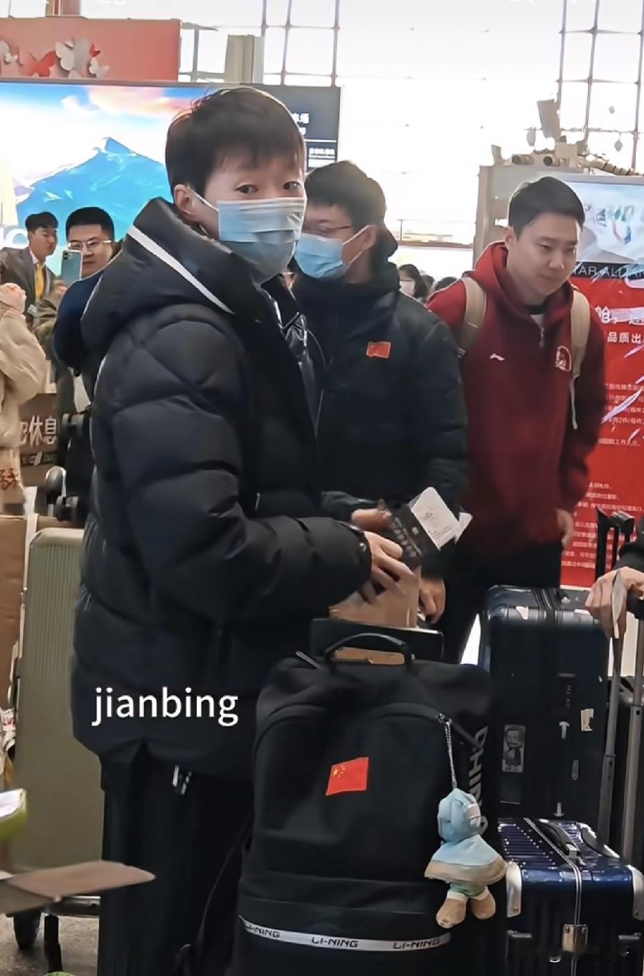 也是近距离看到大迪的卷发了。今天一大早国乒就从北京出发了，看到于子洋这次也跟赛