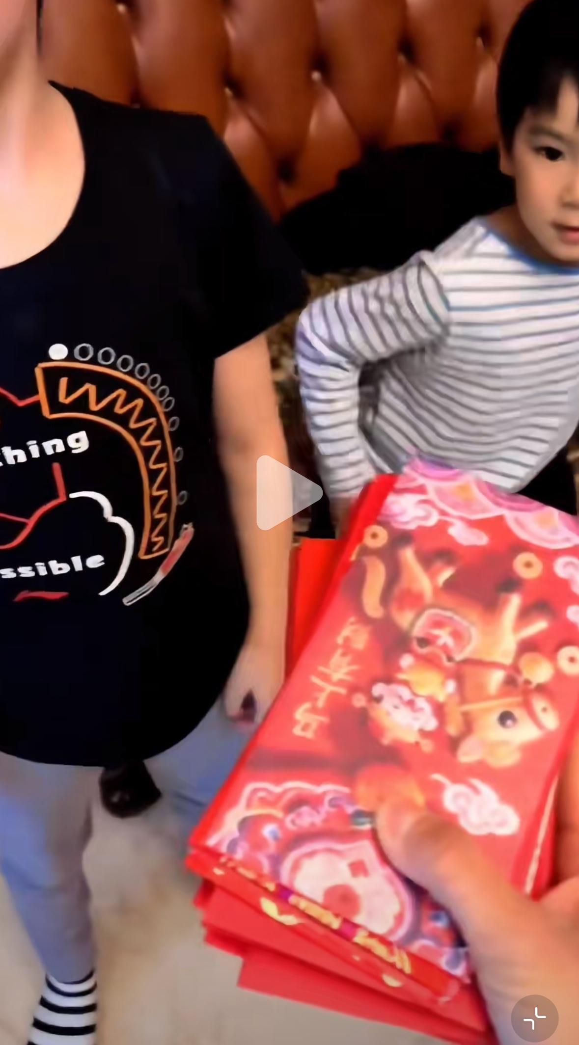 梁靖崑的妻子把两个儿子的红包收走啦——甜氏兄弟辛苦过年，爹妈一伸手，回到了解放前