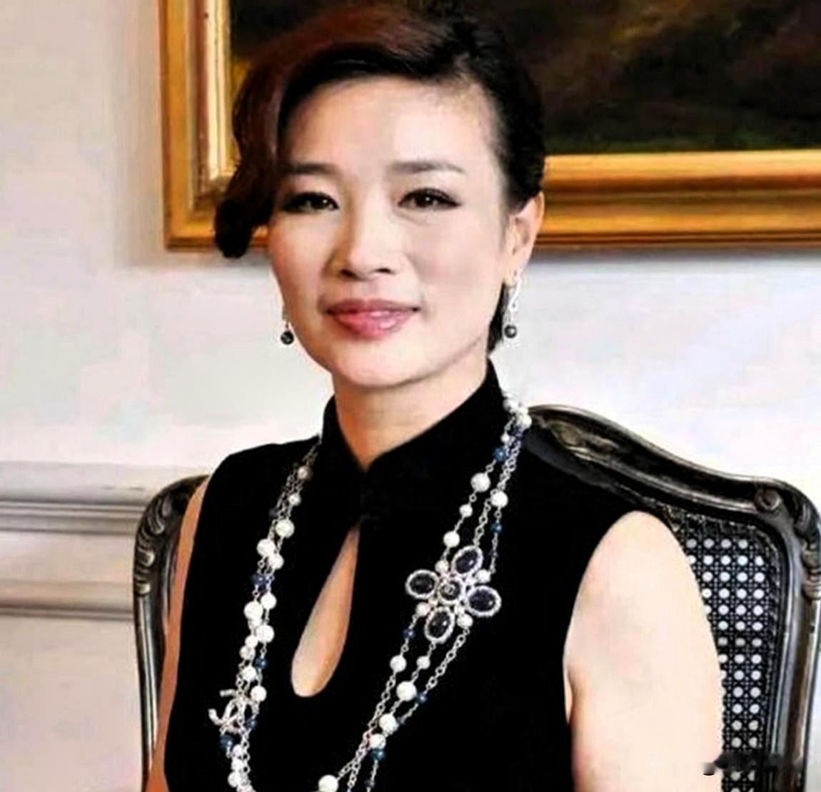 胡洁是温州女商人，洁瓴不锈钢制品有限公司创始人，后为艺人周立波妻子。她的前夫杨胜
