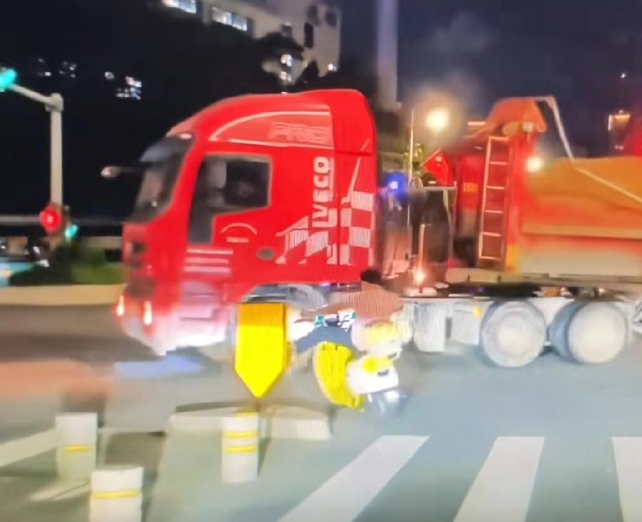 等个红灯吓个半死，这小伙子坐电瓶车上，手都没接触把手，车子突然往前撞去货车司机