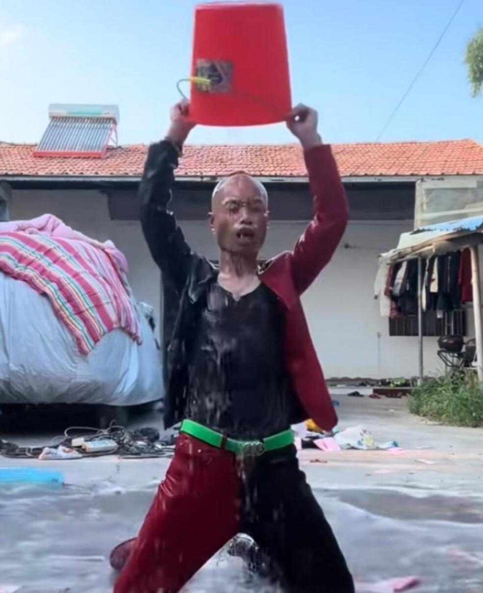 网红“焊武帝”葛兵兵，江苏南通人，原中集集团电焊工，因“电焊+跳舞”反差短视频走