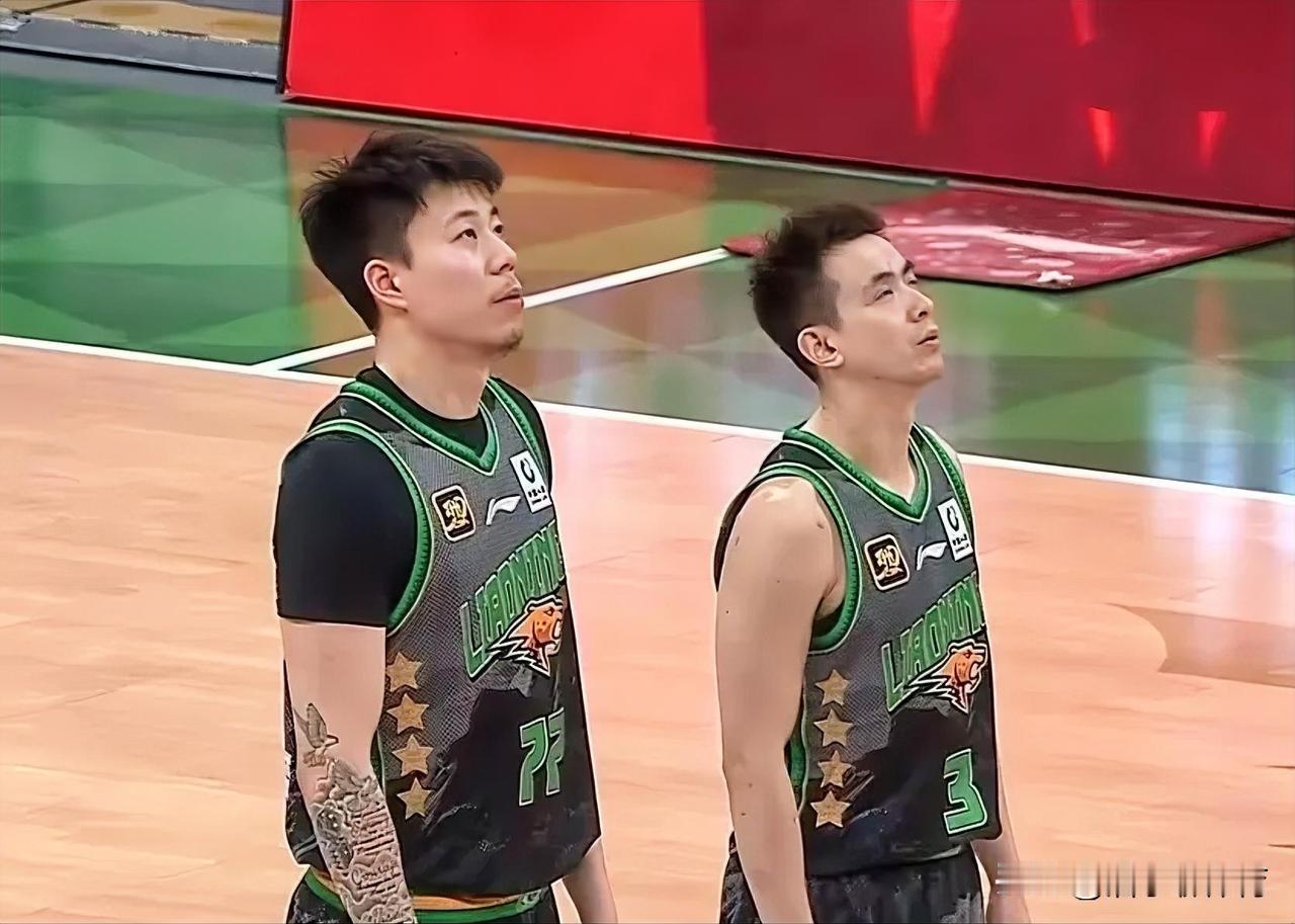 球迷们万万没想到吧,下赛季张镇麟将搭档弗格,对战老队友赵继伟和莫兰德。据知名媒