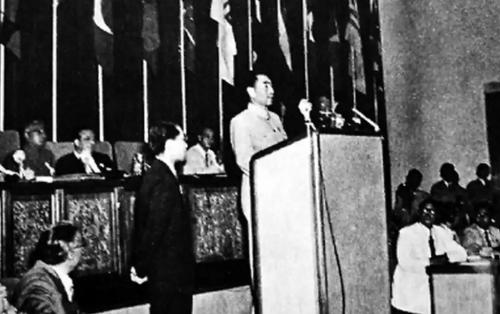 有人说：“周恩来军事、内政、外交样样全能，为什么不能当最高领袖？”答案其实很简单